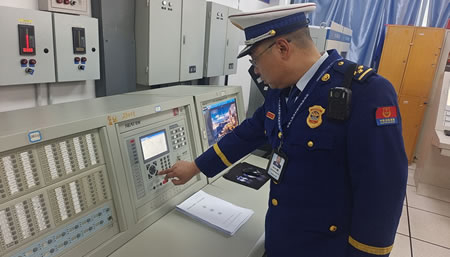 绵阳消防支队深入重点单位消防控制室开展消防安全检查